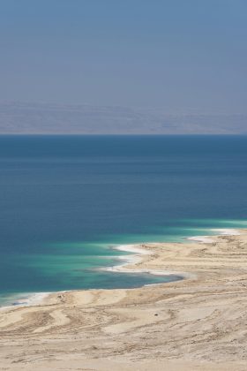 Durante uma investigação conduzida por mergulhadores na costa oeste do Mar Morto, foram encontradas estruturas de 2 a 7 metros de altura no fundo do lago (Foto: Unsplash)