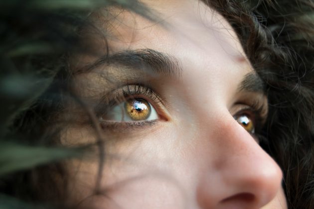 Além dos resultados dos testes de sensibilidade visual, outros sinais nos olhos podem ajudar a identificar precocemente o Alzheimer e outras demências (Foto: Unsplash)