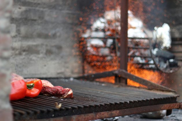 Métodos antigos de conservação, como a carne-seca, exemplificam como manipular essas condições pode preservar alimentos (Foto: Unsplash)