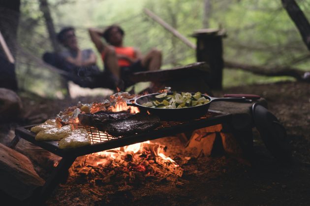 No caso da carne-seca, a desidratação e o uso de sal criam um ambiente hostil para os micróbios, permitindo sua conservação mesmo sob o calor do interior do Brasil (Foto: Unsplash)