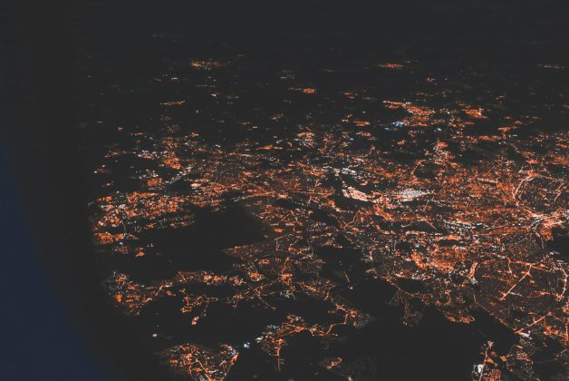 Durante o dia, a luz intensa poderia cegar temporariamente aqueles que estavam em um ambiente escuro, enquanto, à noite, o brilho interno do avião pode dificultar a visão do breu lá fora (Foto: Unsplash)