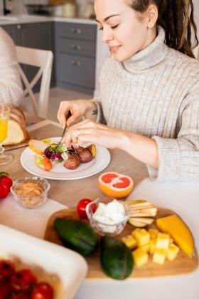 Um estudo científico feito constatou que existem alimentos, em sua maioria, coloridos, que podem ser essenciais para a saúde neurológica de mulher e estender sua expectativa de vida. (Foto: Pexels)