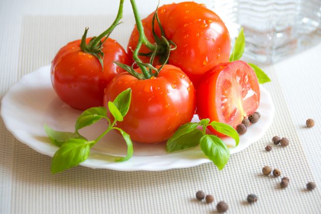 O consumo de tomate pode ser relativo para quem gosta de inclui-lo em uma salada, ou no ato da refeição. (Foto: Pexels)