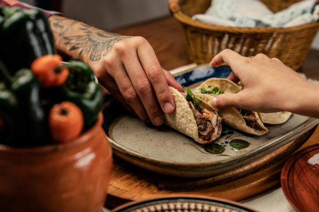 Todavia, enquanto centenas de milhares de pessoas buscam por estética, outros tentam seguir passos simples em manter as refeições do cotidiano, e comer bem. (Foto: Pexels)