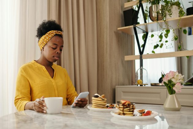 Uso de celular durante o almoço desperta desejo de comer besteiras. (Foto: Pexels)