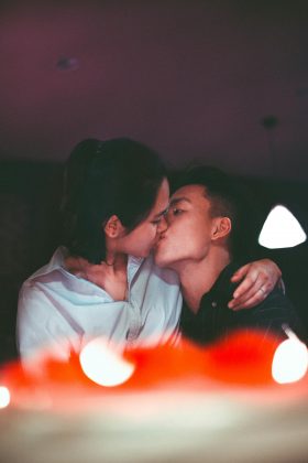 Ainda há diversas dúvidas acerca do que pode ter levado a primeira pessoa da história a ter beijado alguém. (Foto: Pexels)