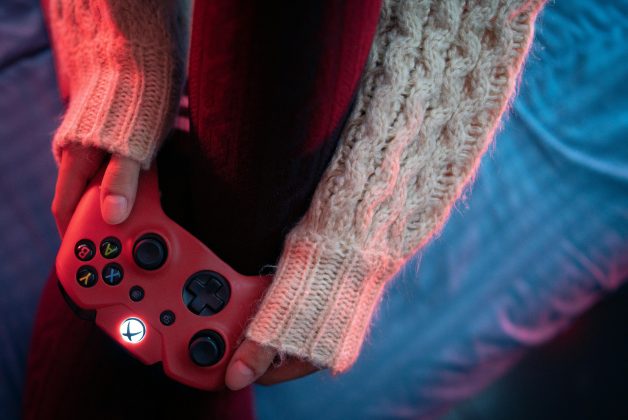 Há centenas de milhares de pessoas que são viciadas em jogar, ou tratam o uso de videogame como distração para os momentos de lazer. (Foto: Pexels)