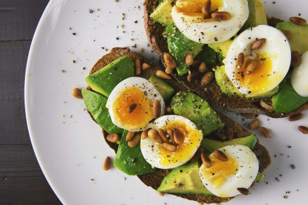 Ele destaca que uma parte razoável do que se come hoje, no Ocidente, não é comida, mas um tipo de substância comestível. (Foto: Pexels)