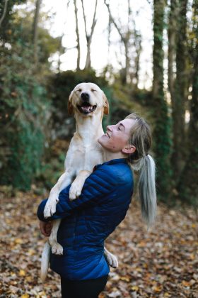 Uma constatação recente mostrou que olhar fixamente para o cão pode conectar o cérebro da pessoa com o do animal. (Foto: Pexels)