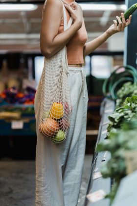 Descobriram que, após algumas cidades proibirem a distribuição gratuita de sacolas plásticas nos estabelecimentos, a demanda por sacos de lixo aumentou. (Foto: Pexels)