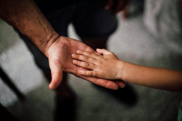 Todavia, não é somente o peso da mãe que influencia o filho, o peso do pai também possuem impactos. (Foto: Pexels)