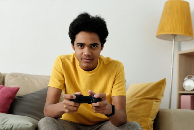 Como resultado, foi constatado que as pessoas que jogavam videogame com frequência possuíam um desempenho melhor nestas áreas, e era um indicativo de uma juventude cerebral considerável. (Foto: Pexels)