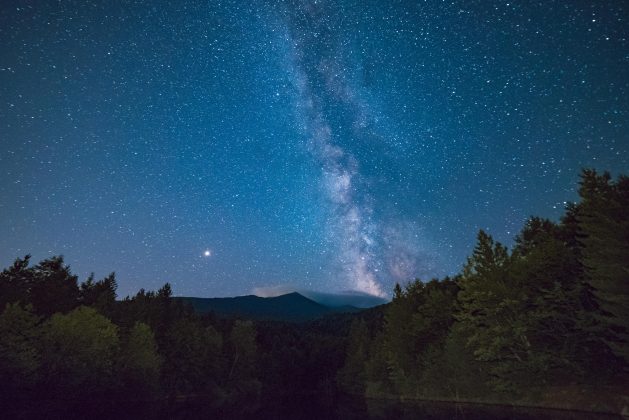 Um grupo de astrônomos trouxe questionamentos acerca da constatação sobre o nosso universo ser o melhor lugar para sustentar a vida inteligente. (Foto: Pexels)