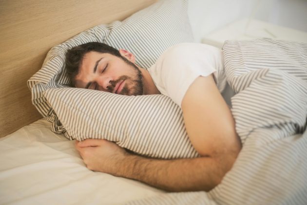 Dormir tarde faz realmente mal à saúde? Novo estudo explica. (Foto: Pexels)