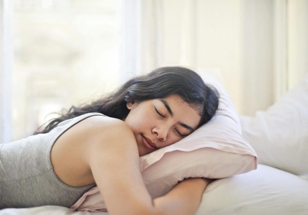 O fato de muitas pessoas dormir tarde da noite se tornou um hábito naturalizado em meio à rotina de trabalho, estudos e até o entretenimento rápido que se estende até altas horas. (Foto: Pexels)