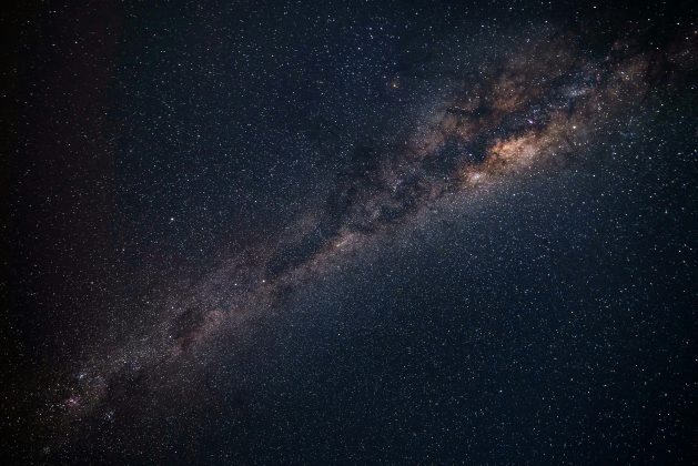 “Enormes nuvens de gás, especialmente hidrogênio e hélio, são puxadas para dentro das galáxias e usadas no processo de formação de estrelas." (Foto: Pexels)