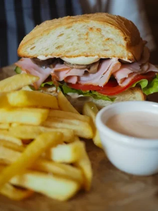 Já um pedaço de bife — cerca de 100g não processadas — por dia pode aumentar em 10% o risco de desenvolver a doença. (Foto: Pexels)