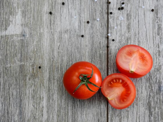 O processo para que fosse alcançado sem a doçura original é uma consequência de plantações industriais e cruzamento entre tomateiros, que mudaram a composição genética dessas frutas. (Foto: Pexels)