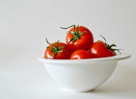 Em termos botânicos, o tomate é considerado fruta pela sua composição morfológica partir do ovário da planta com flor, e seu interior é cheio de sementes. (Foto: Pexels)