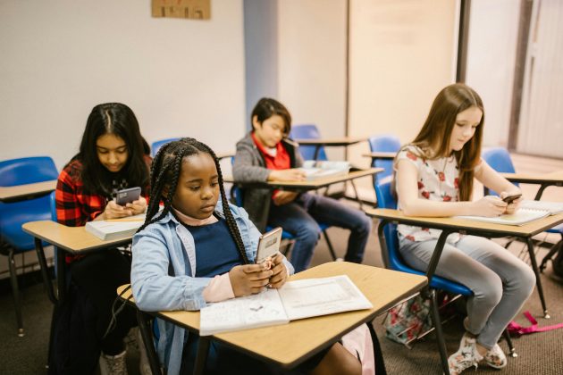 Os efeitos tecnológicos se tornaram uma das grandes pautas do público sobre os impactos negativos no processo educativo dos milhares de alunos do país. (Foto: Pexels)