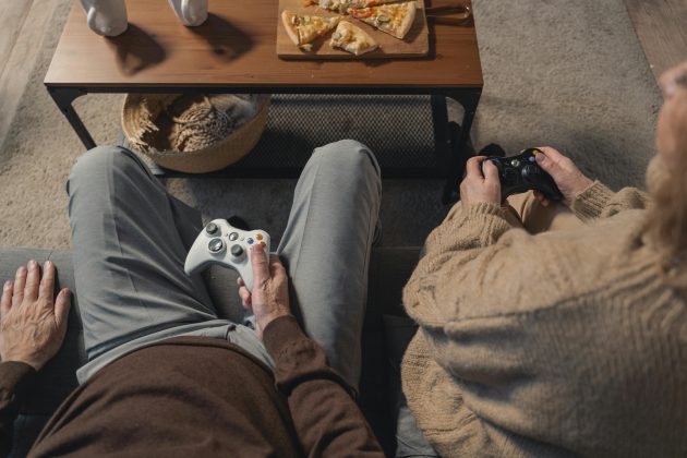 Segundo o estudo, o segredo para manter o cérebro jovem é combinar estratégias e desafios mentais que são vistos nos jogos eletrônicos. (Foto: Pexels)