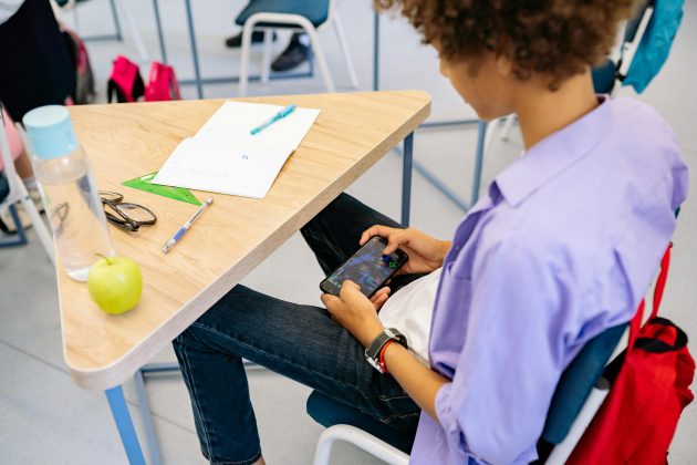 Menos da metade dos países do mundo já proibiram o uso de celular nas escolas. (Foto: Pexels)