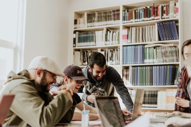 De acordo com os autores, tanto indivíduos que se identificam como de direita quanto de esquerda apresentaram a mesma tendência (Foto: Unsplash)