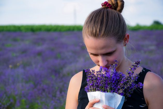 Estudos prévios já associaram a anosmia a maior incidência de depressão, isolamento social e dificuldades em identificar sinais de perigo, como fumaça (Foto: Unsplash)