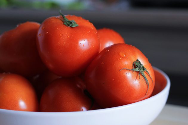 Pesquisadores da Academia Chinesa de Ciências Agrícolas alcançaram um avanço significativo na melhoria do tomate, utilizando a técnica de edição genética CRISPR (Foto: Unsplash)