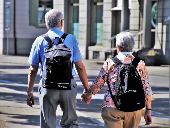 Entre os participantes do estudo que não fizeram muito exercício, caminhar ainda teve alguns benefícios positivos para a pressão arterial (Foto: Pixabay)