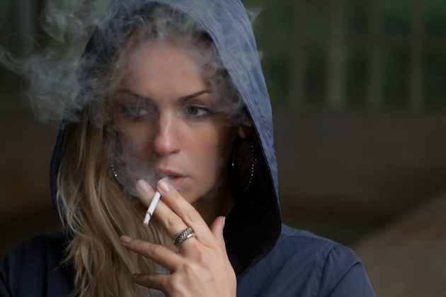 Na Nova Zelândia, uma lei impede a venda de cigarros para pessoas nascidas após 2008. Contudo, mudanças políticas recentes podem reverter essa decisão (Foto: Unsplash)