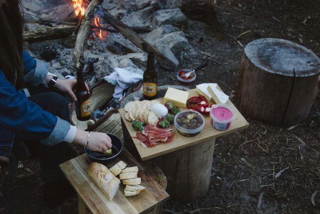 A temperatura amena proporcionada pelo Sol cria condições perfeitas para o crescimento de bactérias, enquanto o calor intenso do fogão destrói suas proteínas, eliminando-as (Foto: Unsplash)