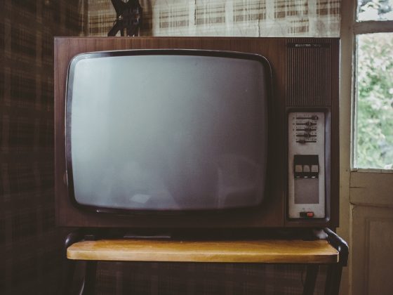 A televisão já foi considerada um luxo. No início, poucos podiam comprar uma TV. Na década de 1950, era comum vizinhos se reunirem para assistir juntos em uma única casa. (Foto: Pixabay)