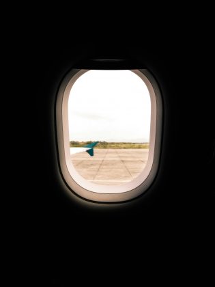 Essa visibilidade também é crucial caso seja necessário determinar o lado mais seguro para evacuar o avião, especialmente se o pouso ocorrer em um terreno acidentado (Foto: Unsplash)