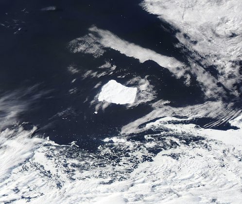 Após meses "preso", maior iceberg do mundo consegue escapar e volta a "viajar" pelo oceano (Foto: MODIS Land Rapid Response Team, NASA GSFC, Public domain, via Wikimedia Commons)