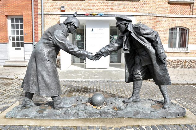 Na "terra de ninguém", o espaço devastado entre os lados opostos, os soldados trocaram saudações e presentes improvisados, como cigarros e chocolates. Em algumas áreas, relatos falam até de partidas de futebol (Foto: L'imaginaire, CC0, via Wikimedia Commons)