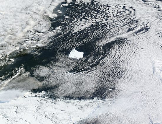 O maior iceberg do mundo, conhecido como A23a, está novamente em movimento (Foto: MODIS Land Rapid Response Team, NASA GSFC, Public domain, via Wikimedia Commons)