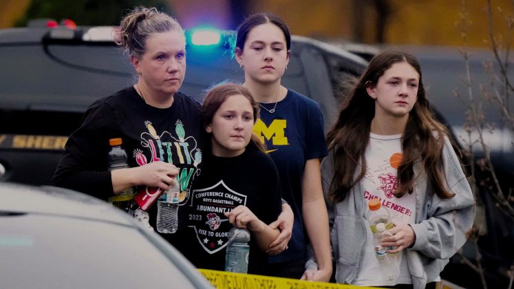 A jovem, que era aluna da instituição, foi socorrida, mas morreu a caminho do hospital (Foto: X)