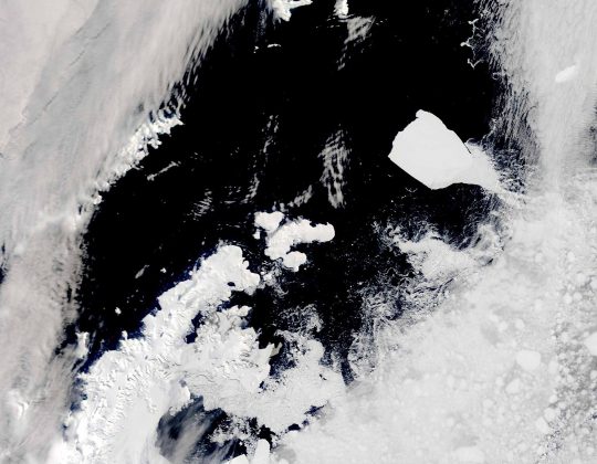 Agora, o A23a segue sua trajetória para o norte, impulsionado pela Corrente Circumpolar Antártica (Foto: MODIS Land Rapid Response Team, NASA GSFC, Public domain, via Wikimedia Commons)