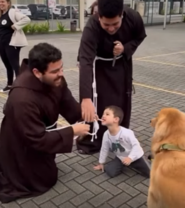 Uma criança imitou o cãozinho ao tentar pegar o cíngulo com a boca (Imagem: reprodução Instagram).