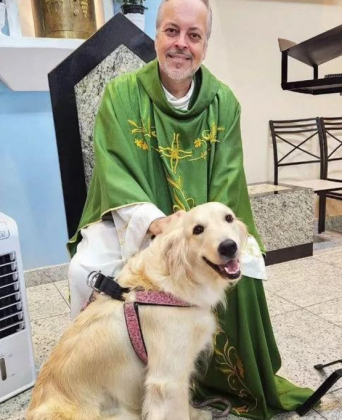 O padre João Paulo resgata cães abandonados das ruas. (Imagem: reprodução instagram)