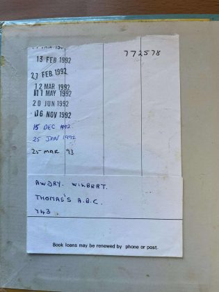 “Estamos muito gratos ao leitor anônimo que devolveu nossa cópia de 'Thomas’ ABC' esta semana. Ao verificar a etiqueta de data, notamos que a devolução estava apenas 31 anos e meio atrasada”, brincaram (Foto: Facebook)