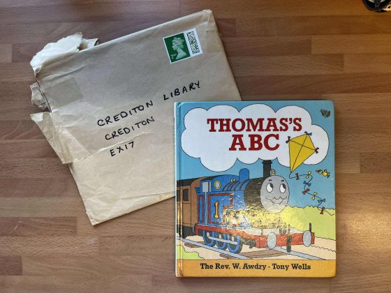 O título devolvido foi "Thomas’ ABC", livro de alfabetização infantil escrito por Wilbert Vere Awdry, criador do famoso personagem Thomas, o trenzinho, que marcou gerações por meio de livros e da animação "Thomas e Seus Amigos" (Foto: Facebook)