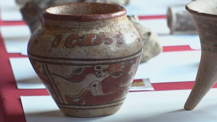 Vaso quebrado e comprado em brechó é relíquia de 2 mil anos atrás. (Foto: YouTube)