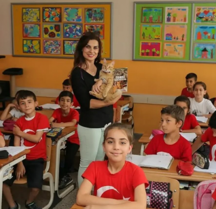 Em Izmir, um gato laranja chamado Tombi conquistou uma escola local. (Imagem: reprodução instagram)