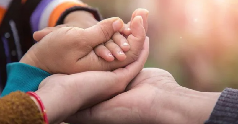 Tudo começou quando ele requisitou a certidão de casamento de seus pais. O documento trouxe detalhes que não batiam com o que sabia: sua mãe era divorciada e a idade dela não correspondia ao que ele acreditava ser verdade (Foto: Instagram)