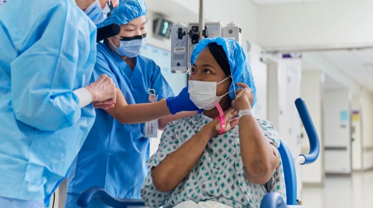 Nos Estados Unidos, uma mulher de 53 anos recebeu um rim de porco geneticamente modificado em um procedimento experimental realizado pela equipe do NYU Langone Health (Foto: X)