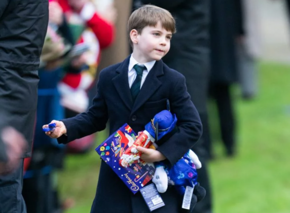 Entretanto, Louis apareceu ao lado de seus pais, o príncipe William e Kate Middleton, trajando calças, marcando uma exceção notável à norma (Foto: X)