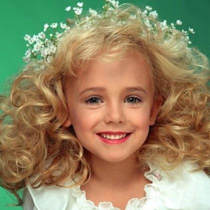 A carta, enviada após a repercussão do documentário Caso Arquivado: Quem Matou JonBenet Ramsey?, da Netflix, teria sido escrita por uma mulher que afirma ter guardado o segredo por anos (Foto: X)