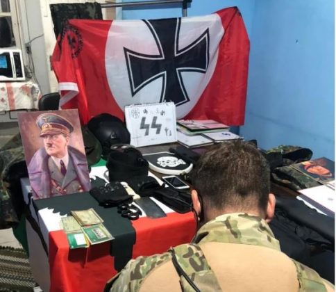 Ele utilizava redes sociais para promover e vender os itens, além de compartilhar conteúdos que faziam apologia ao nazismo e incitavam ódio contra minorias, especialmente a comunidade judaica (Foto: X)